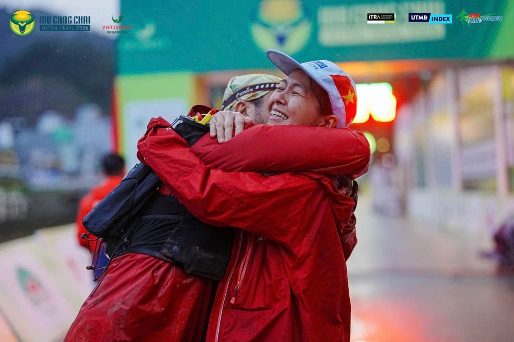 Khoảnh khắc vỡ òa cảm xúc tại vạch đích Mù Cang Chải Ultra Trail 2026