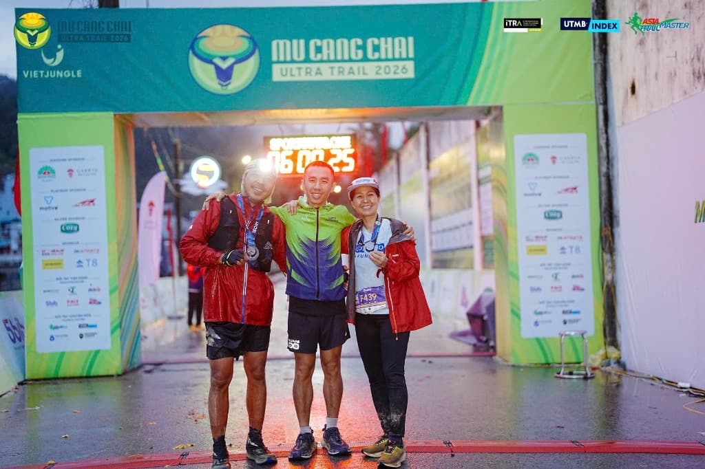 HLV Luân Đỗ và học viên tại vạch đích Mù Cang Chải Ultra Trail 2026